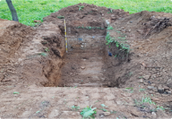 시료 채취 후 매몰 구덩이 깊이 1m 이상을 판다. 구덩이 폭은 멧돼지 폐사체 크기를 고려하여 결정한다.