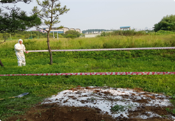 매몰장소 주변으로 출입금지 테이프를 치거나, 경고표지판을 설치한다.