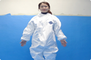 방역복을 착용한다